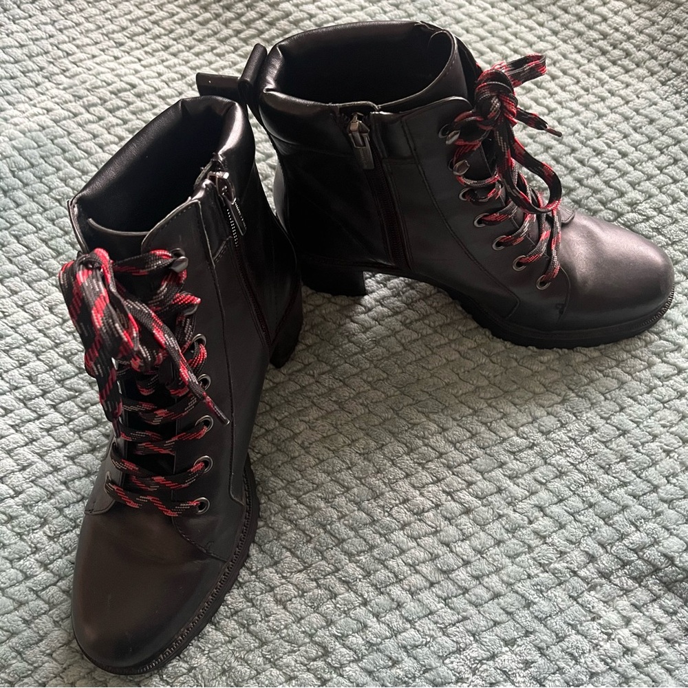 Vince Camuto Black and Red Combat Boots with Lace-Up DesignSise 8 Excellent C!